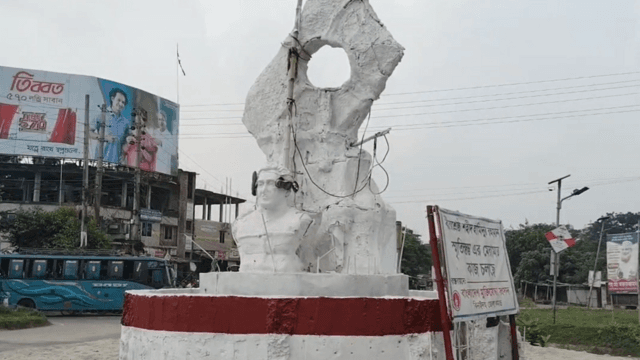 দীর্ঘদিন ধরেই ভাষ্কর্যটির মেরামত কাজ চলমান রয়েছে