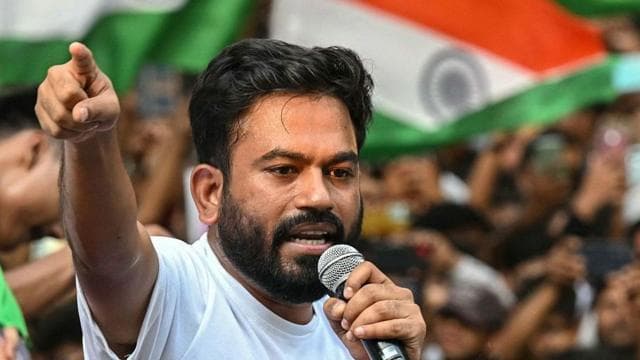 শুক্রবার মুম্বাইয়ে বিক্ষোভের সময়ে উপস্থিত জনতার সামনে বক্তব্য রাখছেন সিজেপির প্রতিষ্ঠাতা অভিজিৎ দীপকে