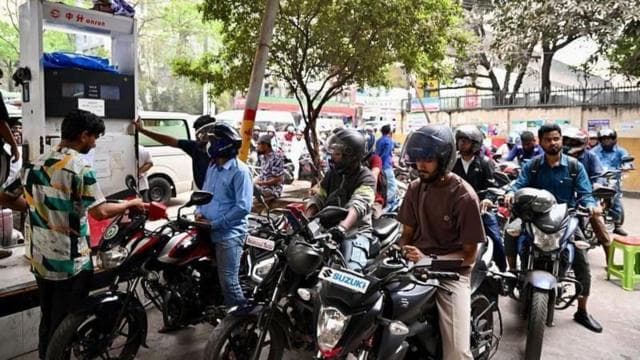 জ্বালানি তেলের দাম বেড়ে যাওয়ায় বিপাকে গাড়ি চালকরা