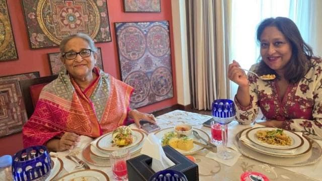 মা শেখ হাসিনার সঙ্গে দিল্লিতে মেয়ে সায়মা ওয়াজেদ