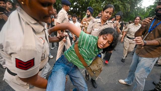 নয়াদিল্লির উইন্ডসর রাউন্ডঅ্যাবাউটে বিক্ষোভকারীদের ওপর চড়াও হয় পুলিশ
