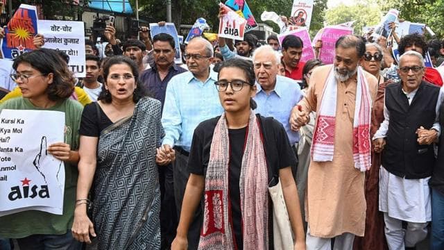 শনিবারের বিক্ষোভে নেহা বোরা, কপিল সিব্বল, প্রশান্ত ভূষণ এবং যোগেন্দ্র যাদব-সহ বহু মানুষ অংশ নিয়েছিলেন