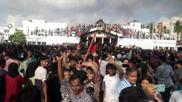 ২০২৪ সালের পাঁচই অগাস্ট প্রধানমন্ত্রীর কার্যালয় সাধারণ মানুষের দখলে (ফাইল ছবি)