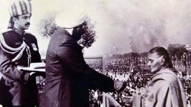 মেয়ের সাহসিকতার জন্য ভারতের তৎকালীন রাষ্ট্রপতির কাছ থেকে পুরস্কার গ্রহণ করছেন নীরজা ভানোতের মা – ফাইল ছবি