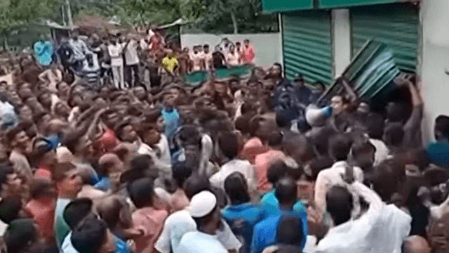 অনেক মানুষকে বিক্ষোভ করতে দেখা যাচ্ছে
