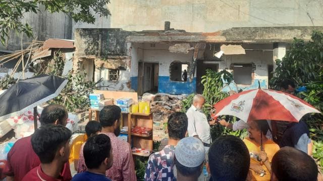 ভাঙা ঘরগুলো দেখতে ভীড় করেছেন উৎসুক জনতা