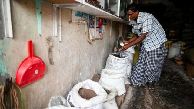 খুচরা পর্যায়ে বেশি দামে সার বিক্রি হচ্ছে বলে অভিযোগ উঠেছে