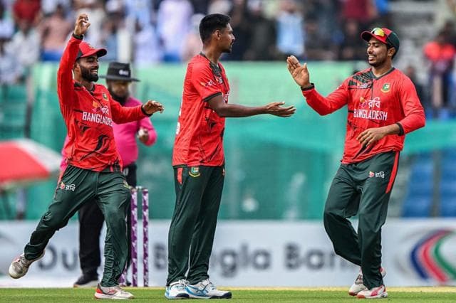 সম্প্রতি বাংলাদেশের সঙ্গেও ভারতের কূটনৈতিক সম্পর্কে নানা রকম অস্বস্তির উপাদান দেখা যাচ্ছে 