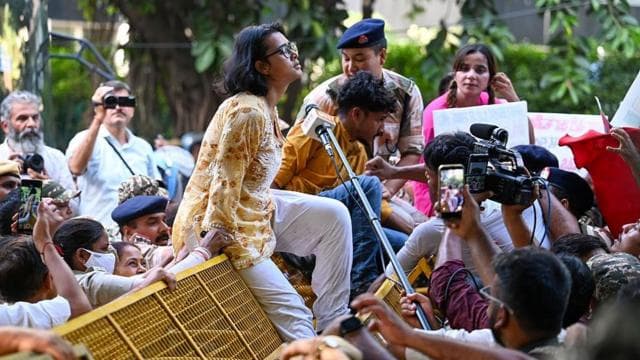 দিল্লির জ্ঞানেশ কুমার বিরোধী আন্দোলনে পুলিশের ধরপাকড়ের মধ্যে ব্যারিকেডের উপর বসে নেহা বোরা