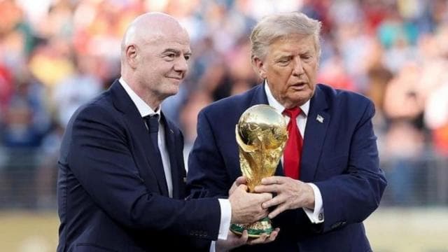 জিয়ান্নি ইনফান্তিনো ও ডোনাল্ড ট্রাম্প যৌথভাবে বিশ্বকাপ ফুটবলের ট্রফি ধরে আছেন