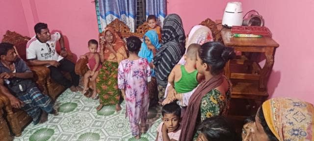 আত্মীয় স্বজন ও পাড়া প্রতিবেশীর ভিড় দেখা গেছে বাড়িতে