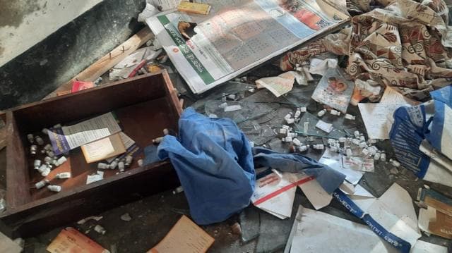 হামলার পর স্বাস্থ্যসেবা কেন্দ্রে টিকাদান সামগ্রী পড়ে আছে