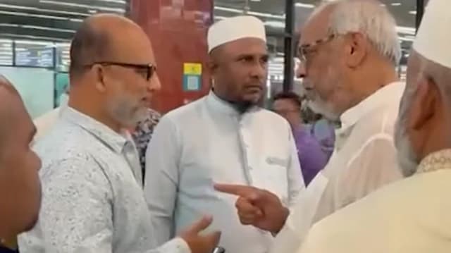 বিমানবন্দরে কোন ঘটনায় গ্রেফতার আখতারুজ্জামান?