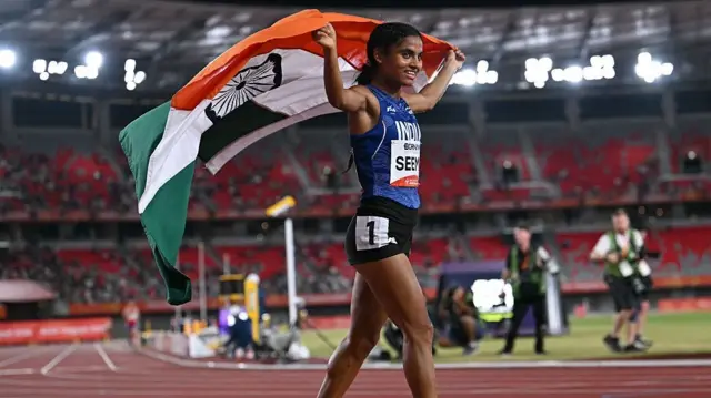 महिलाओं की 10,000 मीटर दौड़ के फ़ाइनल में तीसरे स्थान पर रहने के बाद सीमा जश्न मनाती हुईं