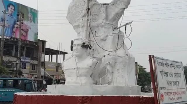 ঝিনাইদহে বীরশ্রেষ্ঠ হামিদুর রহমানের ভাষ্কর্যে জুতার মালা
