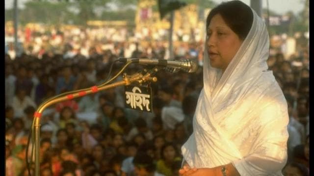 ১৯৯১ সালে নির্বাচনী প্রচারণায় একটি সমাবেশে বক্তব্য রাখছেন খালেদা জিয়া। তার নেতৃত্বেই বিএনপি দল হিসেবে শক্ত রাজনৈতিক অবস্থান তৈরি করেছিল।